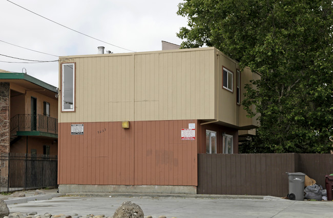 9233 Hillside St in Oakland, CA - Foto de edificio - Building Photo