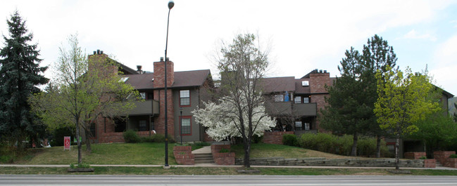 Crown Court Apartments in Boulder, CO - Foto de edificio - Building Photo