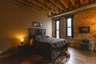 700 W Grand Ave, Unit 2E in Chicago, IL - Foto de edificio - Building Photo