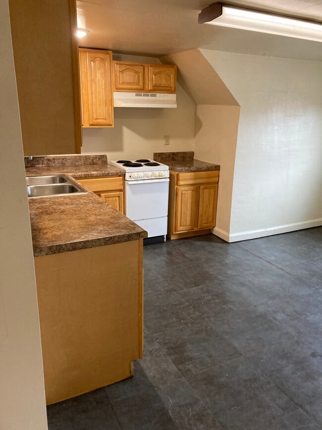 106 E Poplar St, Unit 3 in Grove City, PA - Foto de edificio - Building Photo