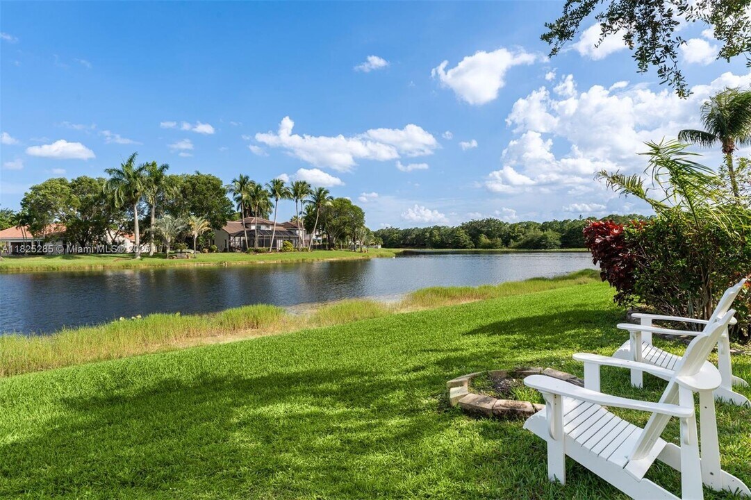 380 Cambridge Dr in Weston, FL - Building Photo