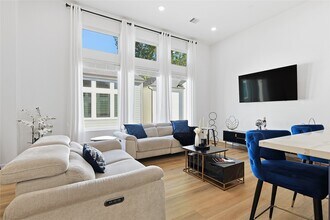 107 W Whitney St in Houston, TX - Building Photo - Building Photo