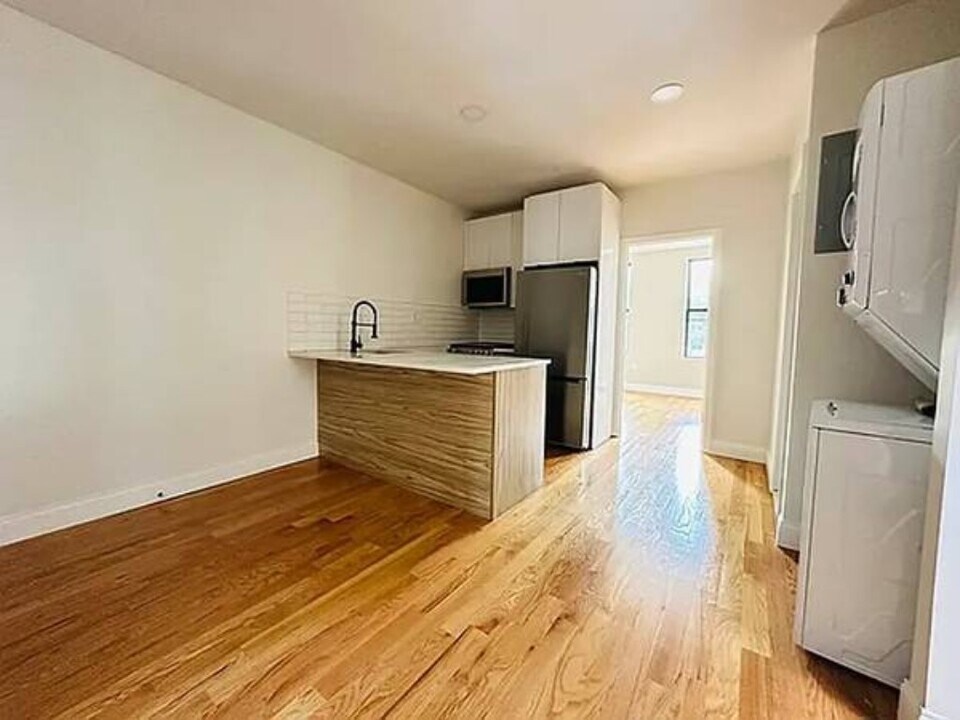 172 Utica Ave, Unit 2 in Brooklyn, NY - Building Photo