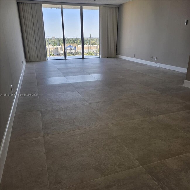 16710 NE 9th Ave in North Miami Beach, FL - Foto de edificio - Building Photo