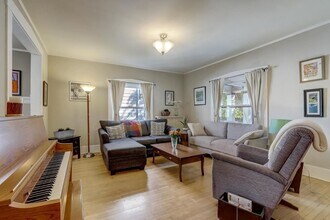 2114 E Edgewood Ave in Shorewood, WI - Foto de edificio - Building Photo