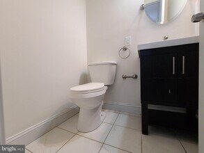 250 S Washington St in Baltimore, MD - Foto de edificio - Building Photo