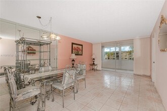 8345 Sunrise Lakes Blvd in Sunrise, FL - Building Photo - Building Photo