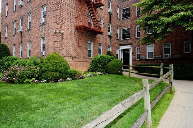 780 Bronx River Rd in Yonkers, NY - Building Photo - Building Photo