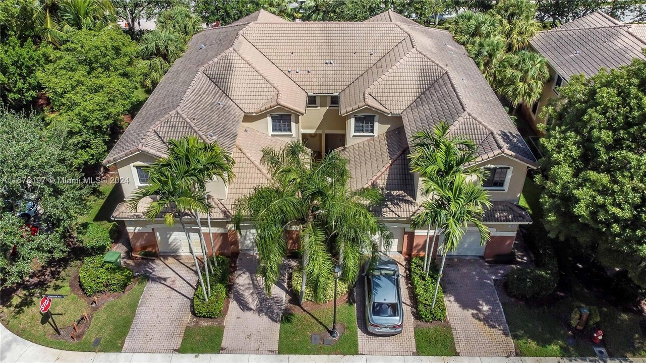 4333 Vineyard Cir in Weston, FL - Foto de edificio