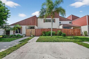 1405 White Pine Dr in Wellington, FL - Building Photo