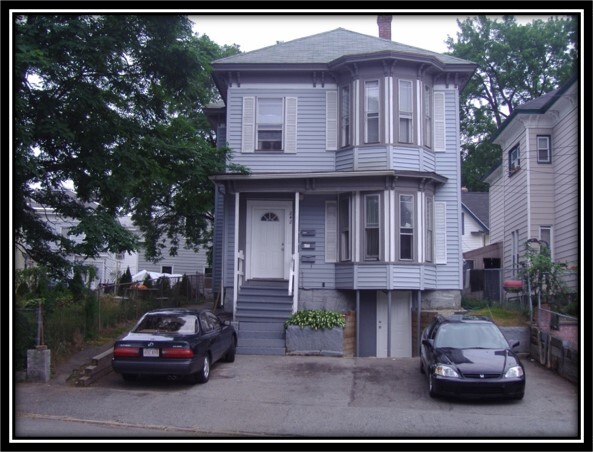 242 Branch St, Unit Apt A in Lowell, MA - Building Photo