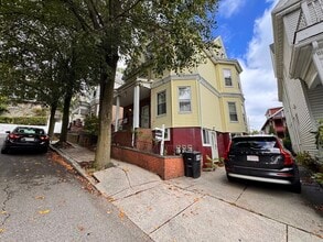 11 Columbus Ave, Unit Garden in Somerville, MA - Foto de edificio - Building Photo