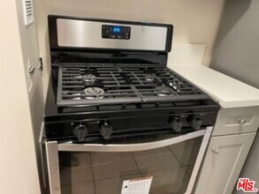 11225 Emelita St-Unit -11225 1/2 in Los Angeles, CA - Building Photo - Building Photo