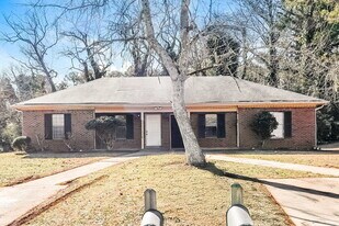 318 Freeport Dr in Lawrenceville, GA - Building Photo