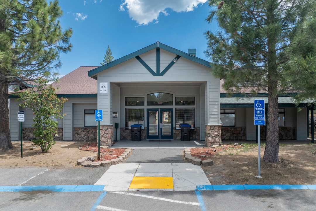 Sierra Village in Truckee, CA - Foto de edificio
