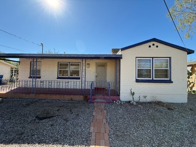 property at 3220 E Lee St
