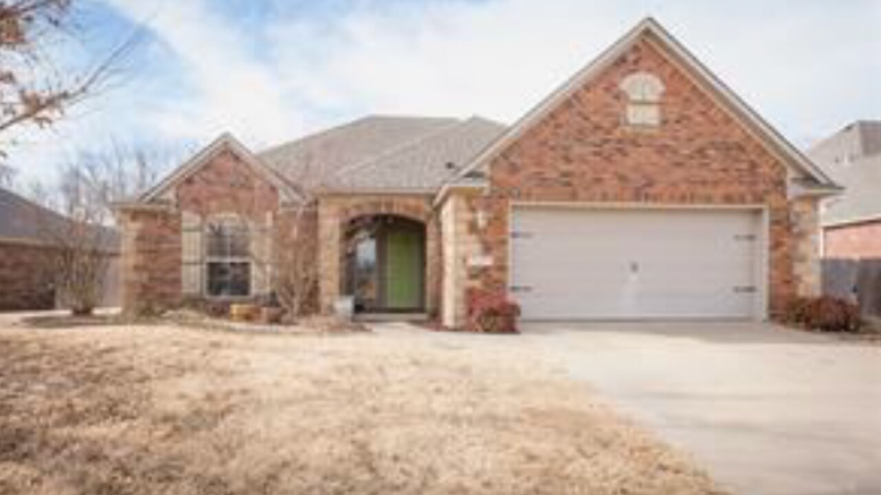 2555 N Trafalger Dr in Fayetteville, AR - Foto de edificio