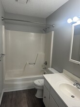 81 W Lake Dr in Middletown, CT - Building Photo - Building Photo