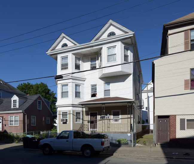 357 Ashley Blvd in New Bedford, MA - Foto de edificio - Building Photo