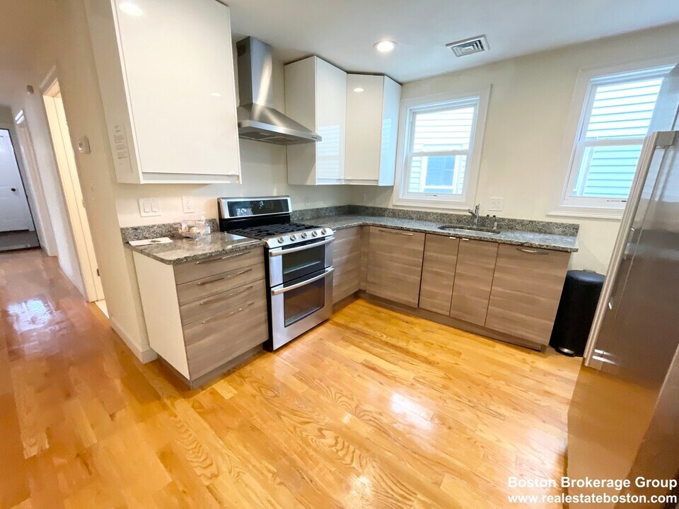 7 Sudan St, Unit 1 in Boston, MA - Foto de edificio