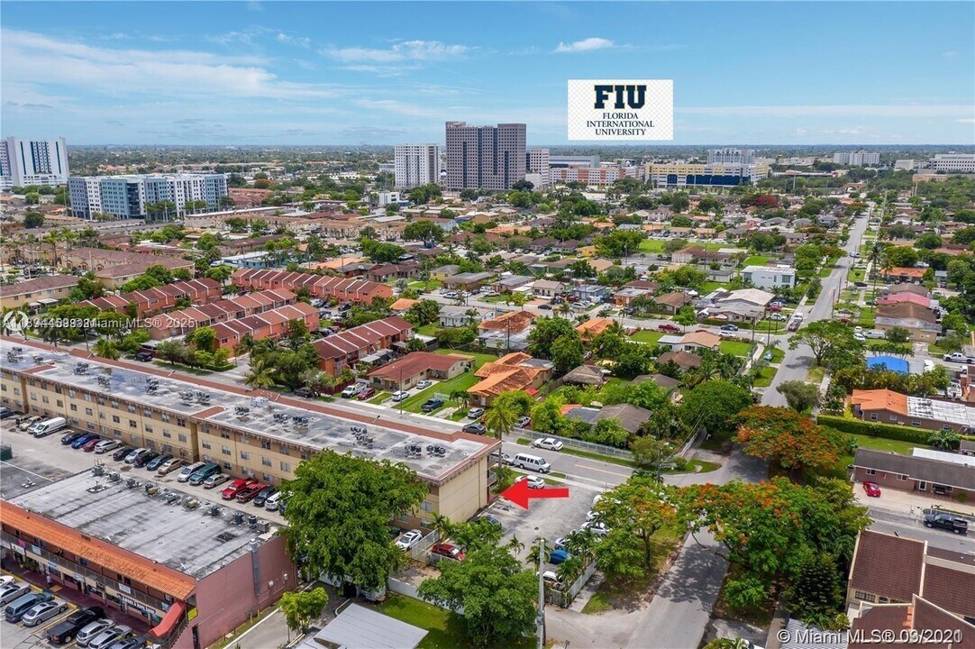 11005 SW 1st St in Miami, FL - Building Photo
