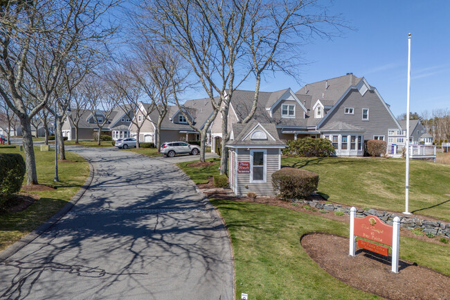 The Village at Bay Point in Buzzards Bay, MA - Foto de edificio - Building Photo