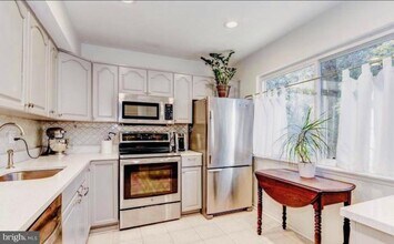 2716 Glengyle Dr in Vienna, VA - Building Photo - Building Photo