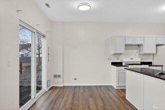 708 Meadowridge Dr in Aurora, IL - Foto de edificio - Building Photo