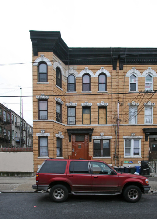 1356 Willoughby Ave in Brooklyn, NY - Foto de edificio