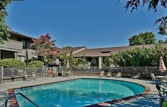 101 Kinross Dr, Unit 2 in Walnut Creek, CA - Foto de edificio - Building Photo