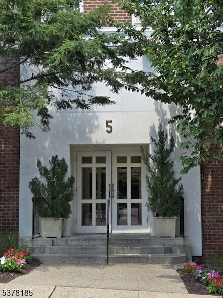 property at 5 Roosevelt Pl