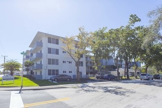 PRESTIGE ESTATES in Miami, FL - Building Photo - Building Photo