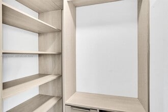 1300 Brickell Bay Dr, Unit 2702 in Miami, FL - Building Photo - Building Photo