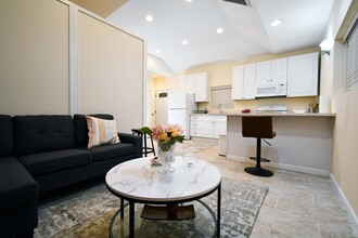 6508 Moorcroft Ave, Unit 6506 in Woodland Hills, CA - Building Photo - Building Photo