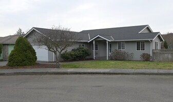841 E Oak St in Sequim, WA - Building Photo