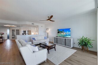 425 Cove Tower Dr in Naples, FL - Building Photo - Building Photo