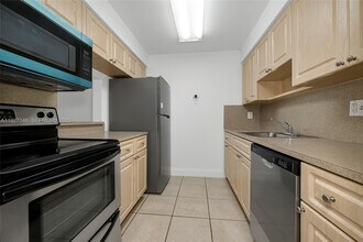 14421 N Kendall Dr in Miami, FL - Building Photo - Building Photo