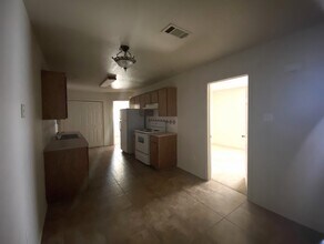 1002 W Avenue B, Unit 2 in Copperas Cove, TX - Foto de edificio - Building Photo