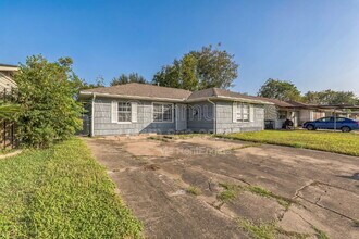 6419 Belarbor St in Houston, TX - Building Photo - Building Photo