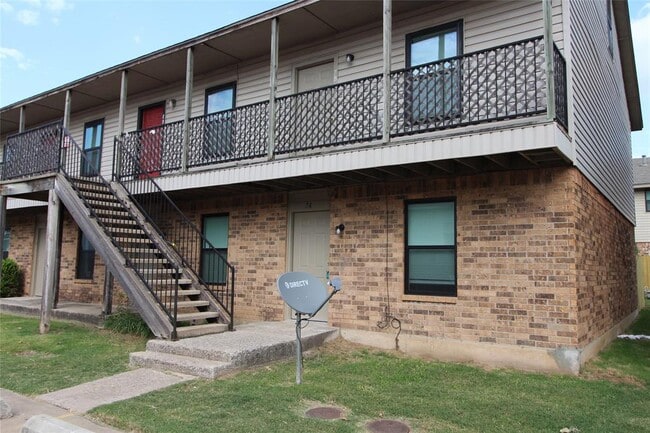 property at 1901 E Lindsey St