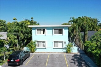 2465 SW 27th St, Unit 2 in Miami, FL - Foto de edificio - Building Photo