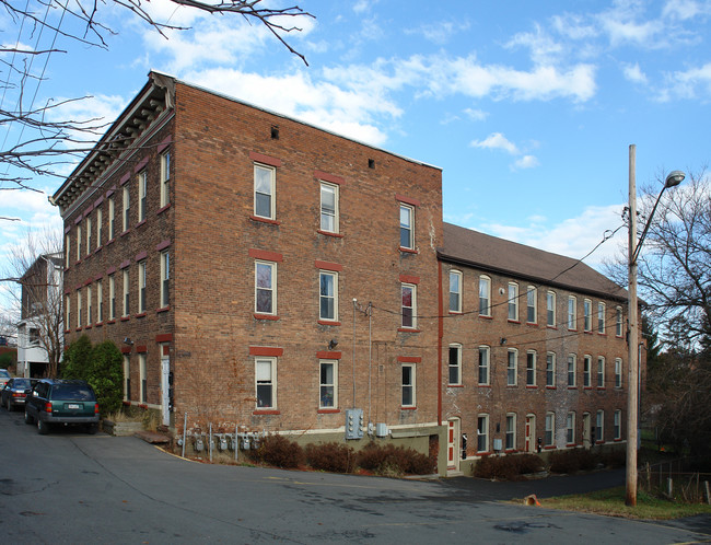 5 Whitehall St in Cohoes, NY - Foto de edificio - Building Photo