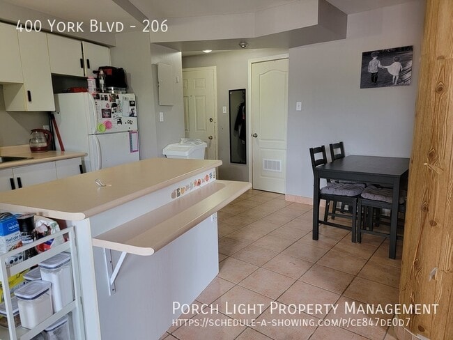 400 York Blvd in Hamilton, ON - Building Photo - Building Photo