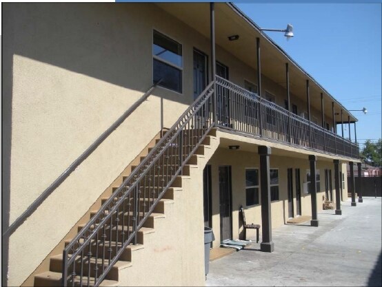 820 W 83rd St in Los Angeles, CA - Foto de edificio - Building Photo