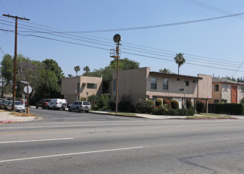 13959 Vanowen St in Van Nuys, CA - Building Photo