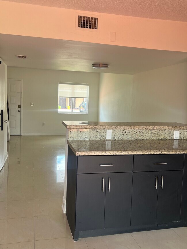 8245 NW 6th Ter, Unit 202 in Miami, FL - Building Photo - Building Photo