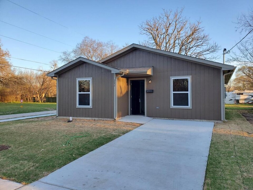 201 S 2nd St in Bonham, TX - Building Photo