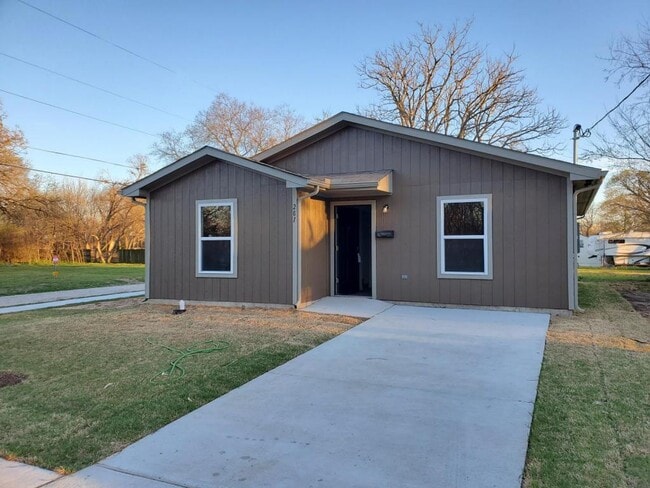 property at 201 S 2nd St