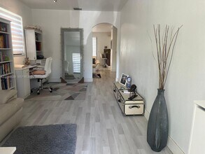 8985 NW 98th Ave in Doral, FL - Building Photo - Building Photo