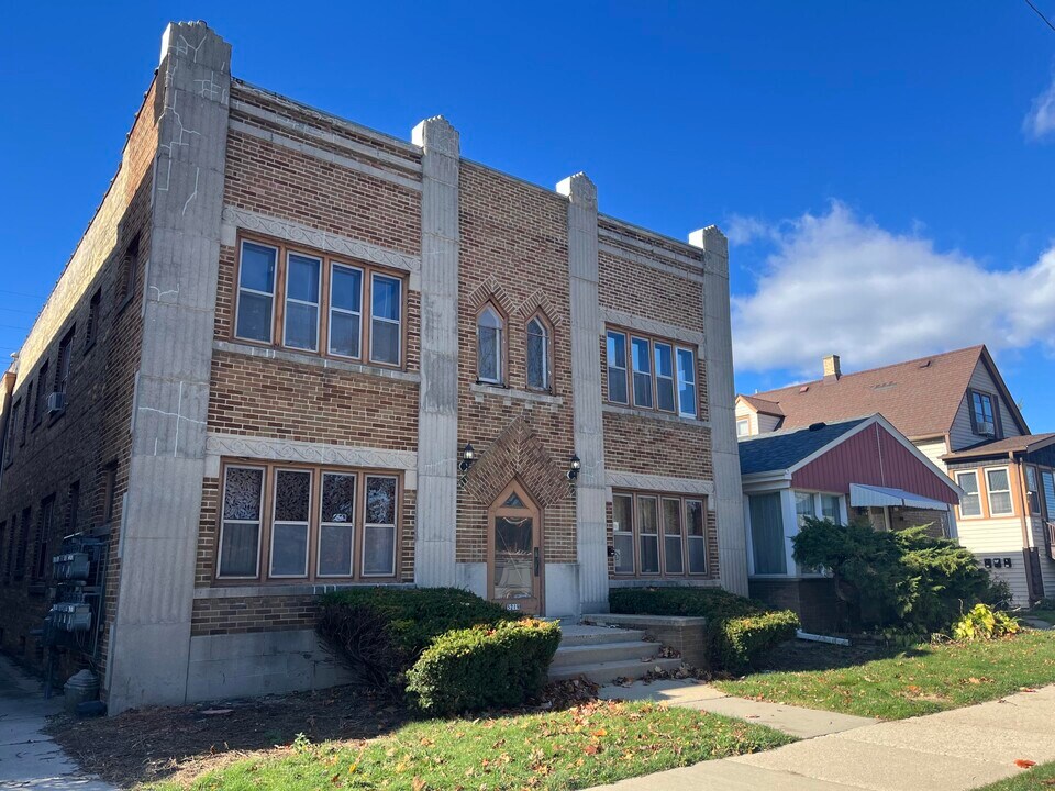 5219 S Lake Dr in Cudahy, WI - Building Photo